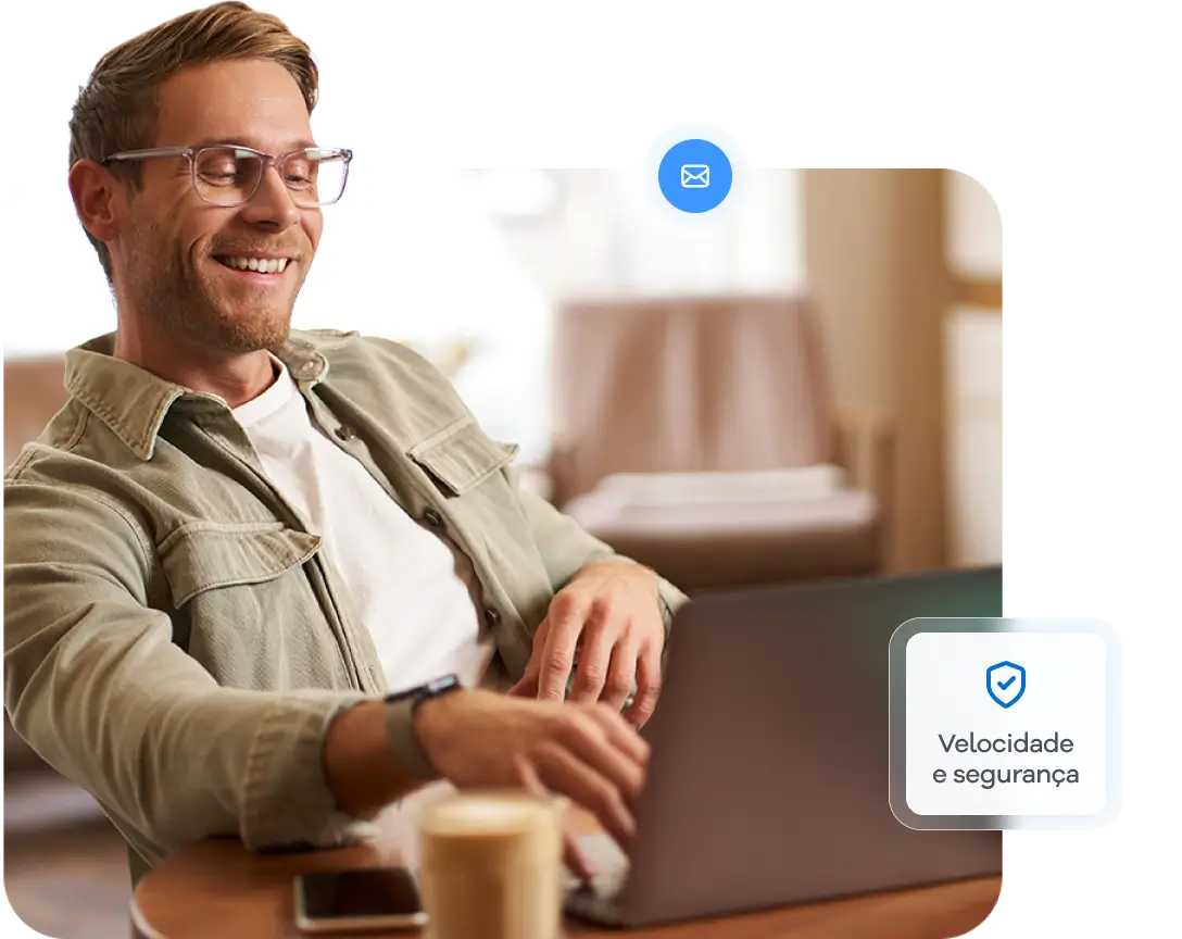 Um homem sorridente trabalha em seu laptop em um ambiente doméstico, demonstrando satisfação ao usar um serviço rápido e seguro, conforme simbolizado pelo ícone de e-mail com um escudo de segurança.
