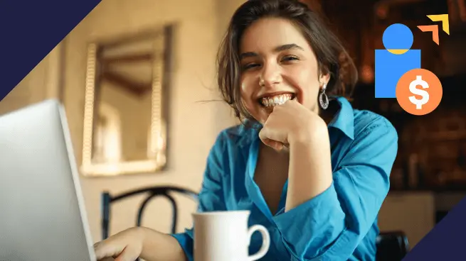 Mulher sorrindo em frente a um laptop, com uma xícara de café à sua frente. Ao fundo, há um espelho decorativo. Um ícone de perfil com cifrão aparece no canto superior direito.