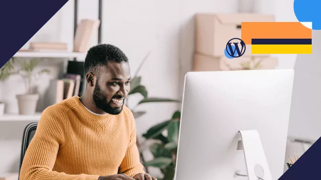 Um homem focado trabalhando em um computador iMac em um escritório em casa, com caixas ao fundo, possivelmente engajado em uma tarefa relacionada ao WordPress ou ao gerenciamento de conteúdo online