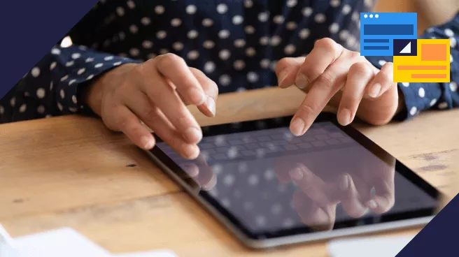 Close-up de mãos digitando em um tablet com tela reflexiva, mostrando impressões suaves de teclado. A pessoa usa uma camisa escura com bolinhas brancas. Um pequeno gráfico de janelas de interface aparece no canto superior direito.