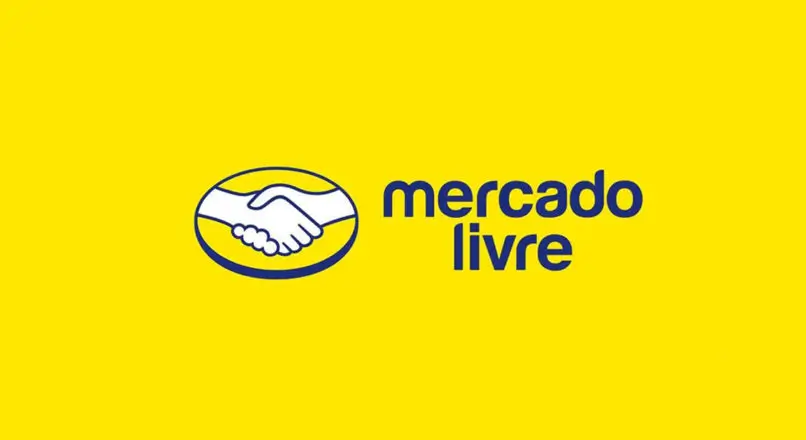 Logo do Mercado Livre com fundo amarelo. À esquerda, um símbolo de aperto de mãos dentro de um círculo ovalado. À direita, o nome "mercado livre" escrito em letras minúsculas e na cor azul escuro.