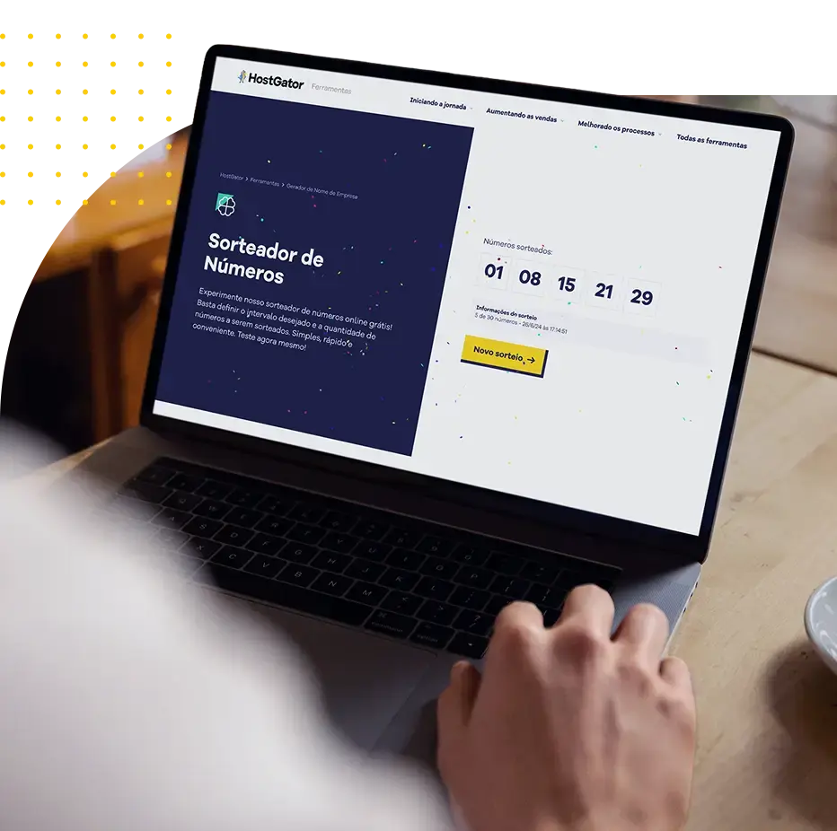 Em um ambiente iluminado e acolhedor, um indivíduo interage com um laptop moderno, cuja tela mostra um site chamado "Sorteador de Números". O site exibe uma interface limpa e contemporânea, com números sorteados visíveis no centro da tela, e um botão para realizar um novo sorteio. A cena sugere um momento de organização ou preparação para uma atividade que envolve sorteios.